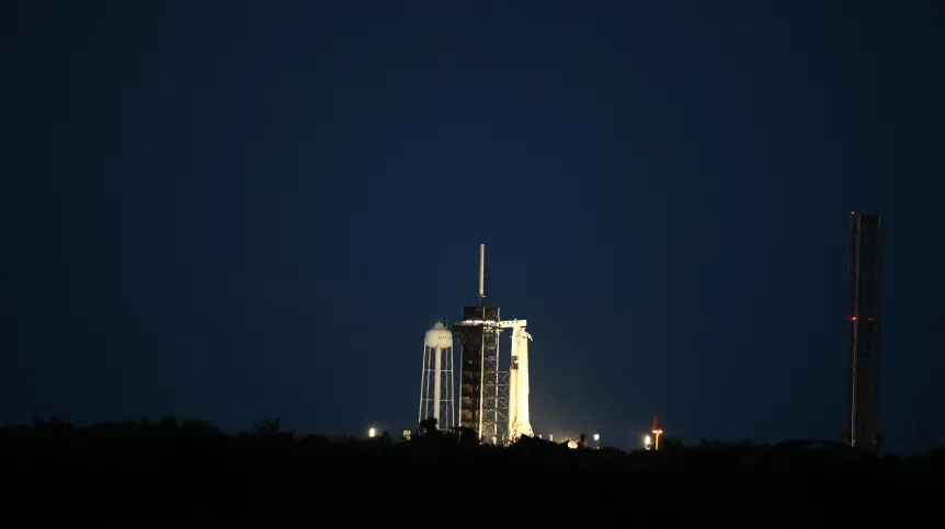 25.06.2025. Trwają przygotowania do wystrzelenia rakiety Falcon 9 z kapsułą Crew Dragon, która w ramach misji Axiom-4 ma zabrać czwórkę astronautów, w tym Sławosza Uznańskiego-Wiśniewskiego na Międzynarodową Stację Kosmiczną (ISS). (ls/mgut) PAP/Leszek Szymański