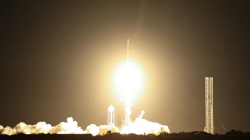 Floryda, 25.06.2025. Start rakiety Falcon 9 z kapsułą Crew Dragon z Centrum Kosmicznego Johna F. Kennedy’ego na przylądku Canaveral na Florydzie, 25 bm. W ramach misji Axiom-4 rakieta zabrała czwórkę astronautów, w tym Sławosza Uznańskiego-Wiśniewskiego na Międzynarodową Stację Kosmiczną (ISS). (amb) PAP/Leszek Szymański