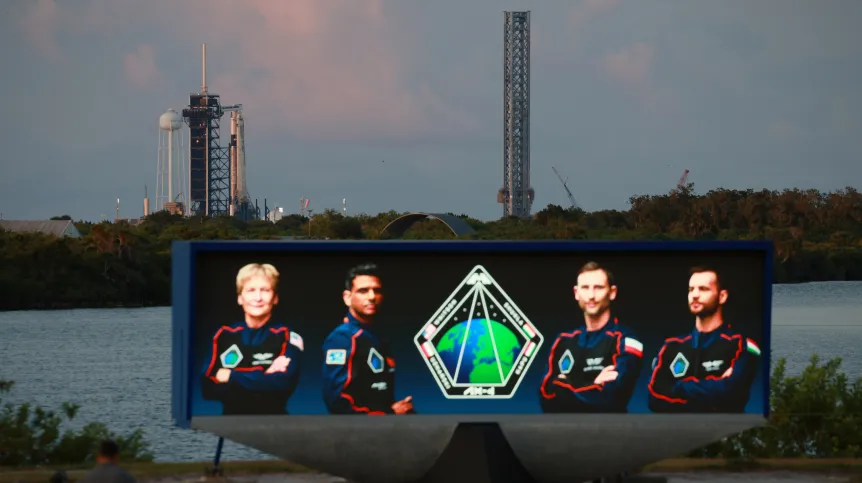 Floryda, 25.06.2025. Na zdjęciu z 24 bm. rakieta Falcon 9 (L w tle) na stanowisku SLC 39A w Centrum Kosmicznym Johna F. Kennedy’ego na przylądku Canaveral w amerykańskim stanie Floryda. Trwają przygotowania do wystrzelenia rakiety Falcon 9 z kapsułą Crew Dragon, która w ramach misji Axiom-4 ma zabrać czwórkę astronautów, w tym Sławosza Uznańskiego-Wiśniewskiego na Międzynarodową Stację Kosmiczną (ISS). PAP/Leszek Szymański
