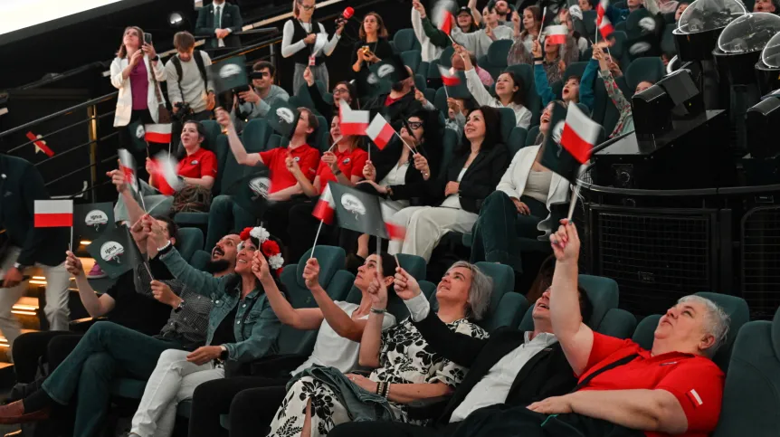 Warszawa, 25.06.2025. Goście zgromadzeni w Centrum Nauki Kopernik w Warszawie oczekują na start misji Axiom-4 z polskim astronautą Sławoszem Uznańskim-Wiśniewskim, 25 bm. Kapsuła Crew Dragon ma zabrać czwórkę astronautów na Międzynarodową Stację Kosmiczną (ISS). PAP/Radek Pietruszka