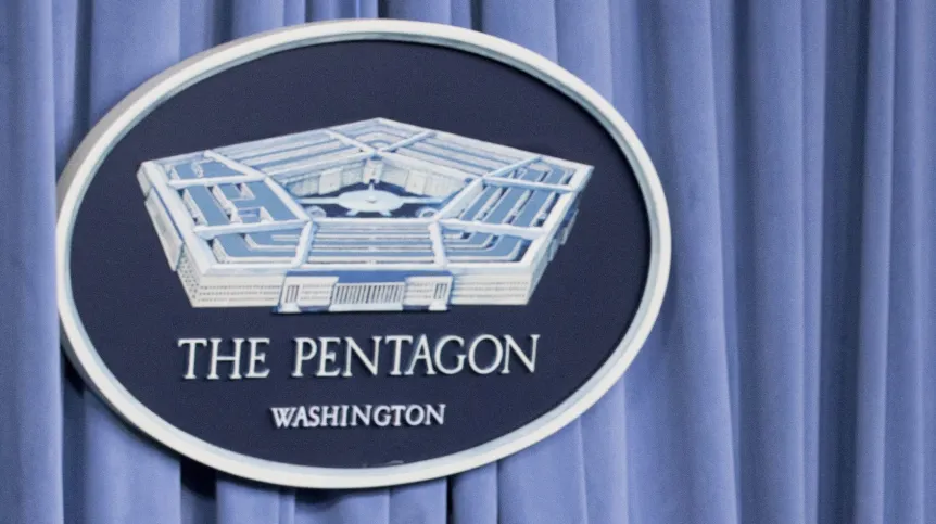 epa05440693 US Secretary of Defense Ash Carter (L) and Chairman of the Joint Chiefs of Staff General Joseph Dunford Jr. (R) hold a news conference at the Pentagon in Arlington, Virginia, USA, 25 July 2016. EPA/MICHAEL REYNOLDS