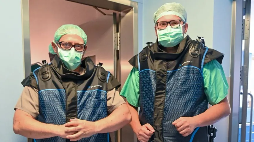 11.06.2025. Chirurg naczyniowy w USK nr 2 PUM dr hab. n. med. Paweł Rynio (L) i kierownik zintegrowanego bloku operacyjnego USK2 PUM w Szczecinie prof. dr hab. n. med. Arkadiusz Kazimierczak (P) w Uniwersyteckim Szpitalu Klinicznym nr 2 PUM w Szczecinie, 11 bm. Szpital wdraża innowacyjny system ochrony radiologicznej personelu medycznego - egzoszkielety dla radiologów, 11 bm. Nowy system został zaprojektowany z myślą o specjalistach pracujących w warunkach narażenia na promieniowanie jonizujące – m.in. podczas zabiegów z zakresu radiologii interwencyjnej, kardiologii czy elektrofizjologii. (sko) PAP/Marcin Bielecki