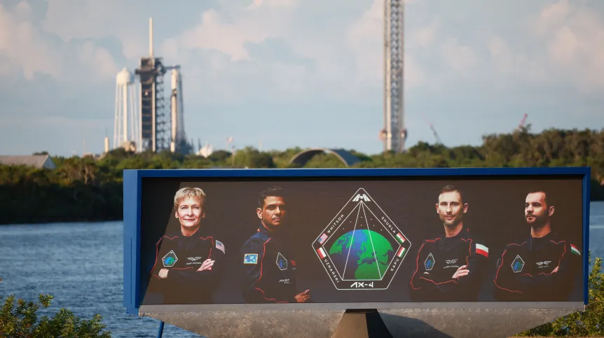 Floryda, 25.06.2025. Na zdjęciu z 24 bm. wyświetlacz zegara do odliczania startu rakiety Falcon 9 na Przylądku Canaveral w amerykańskim stanie Floryda. PAP/Leszek Szymański