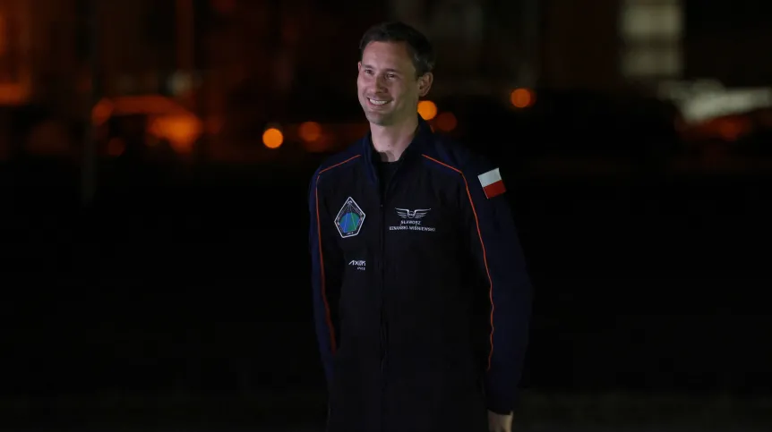 Floryda, 25.06.2025. Na zdjęciu z 24 bm. Polski astronauta Sławosz Uznański-Wiśniewski podczas pożegnania astronautów w Centrum Kosmicznym Johna F. Kennedy’ego na przylądku Canaveral w amerykańskim stanie Floryda. PAP/Leszek Szymański