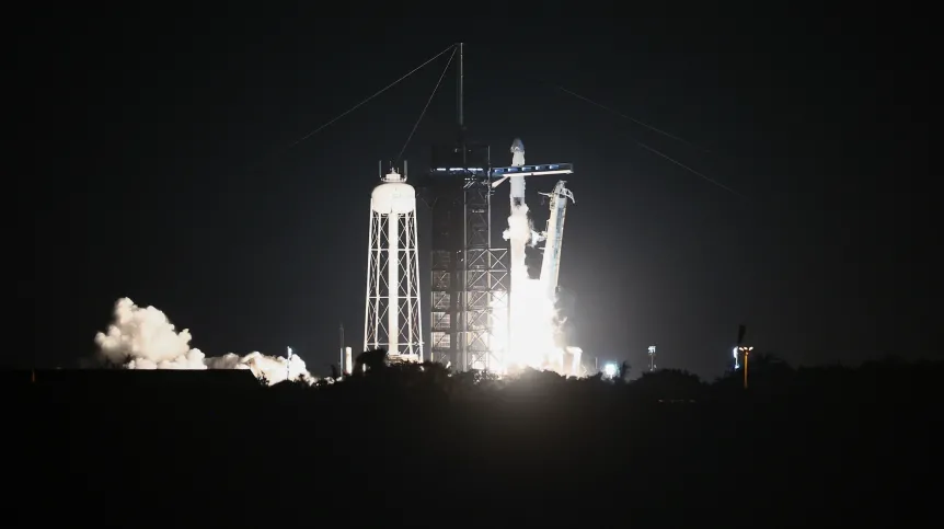 Floryda, 25.06.2025. Start rakiety Falcon 9 z kapsułą Crew Dragon z Centrum Kosmicznego Johna F. Kennedy’ego na przylądku Canaveral na Florydzie, 25 bm. W ramach misji Axiom-4 rakieta zabrała czwórkę astronautów, w tym Sławosza Uznańskiego-Wiśniewskiego na Międzynarodową Stację Kosmiczną (ISS). PAP/Leszek Szymański