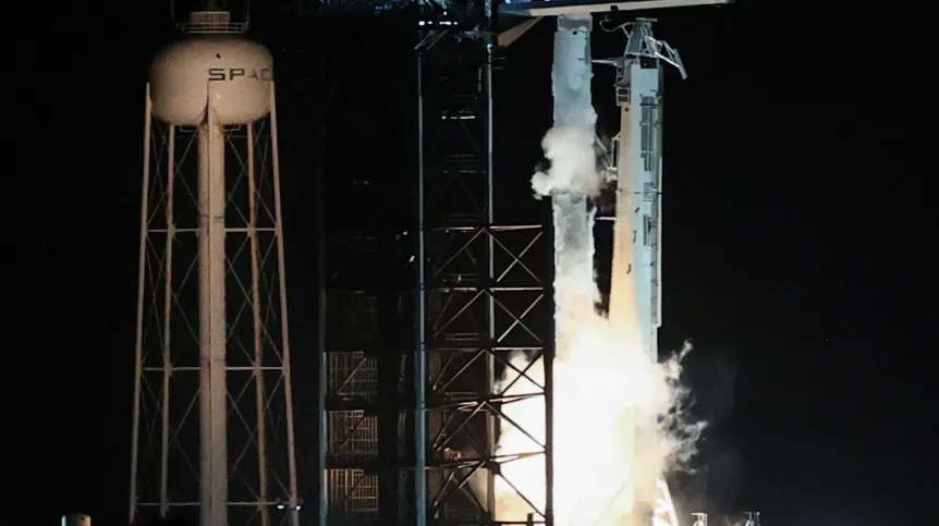 Floryda, 25.06.2025. Start rakiety Falcon 9 z kapsułą Crew Dragon z Centrum Kosmicznego Johna F. Kennedy’ego na przylądku Canaveral na Florydzie, 25 bm. W ramach misji Axiom-4 rakieta zabrała czwórkę astronautów, w tym Sławosza Uznańskiego-Wiśniewskiego na Międzynarodową Stację Kosmiczną (ISS). (amb) PAP/Leszek Szymański