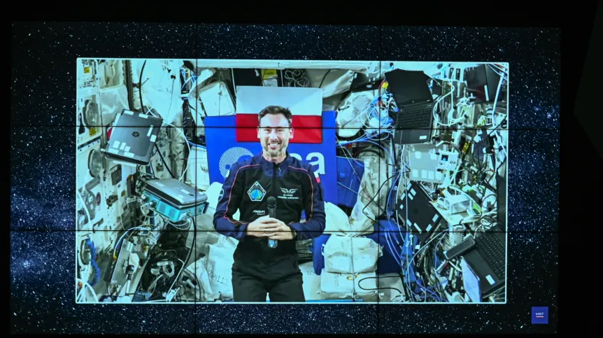 02.07.2025. Na ekranie przebywający na Międzynarodowej Stacji Kosmicznej polski astronauta Sławosz Uznański-Wiśniewski podczas połączenia wideo na żywo oglądanego z siedziby MRiT w Warszawie, 2 bm. W wideorozmowie z polskim astronautą wzięli udział premier Donald Tusk, wicepremier, szef MON Władysław Kosiniak-Kamysz oraz minister rozwoju i technologii Krzysztof Paszyk. PAP/Radek Pietruszka