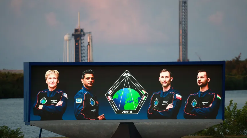 24.06.2025. Wyświetlacz zegara do odliczania startu rakiety Falcon 9 na przylądku Canaveral w amerykańskim stanie Floryda. PAP/Leszek Szymański