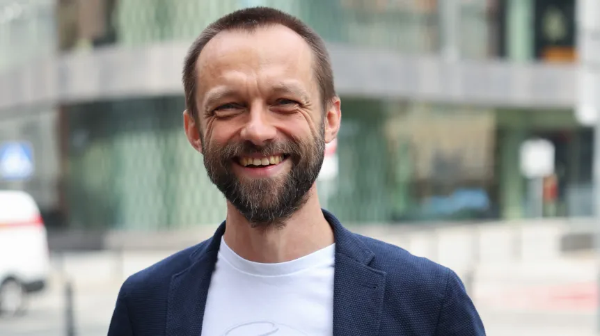 Warszawa, 10.06.2025. Ekspert ds. bezpieczeństwa kosmicznego Mariusz Słonina przed siedzibą Polskiej Agencji Prasowej w Warszawie. PAP/Szymon Pulcyn