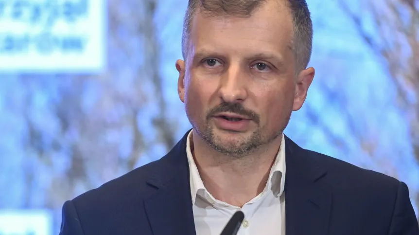 Warszawa, 21.07.2025. Wiceminister klimatu i środowiska, Główny Konserwator Przyrody Mikołaj Dorożała na konferencji prasowej w Ministerstwie Klimatu i Środowiska w Warszawie. PAP/Piotr Nowak