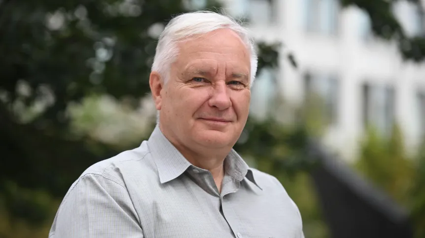24.07.2025. Prezes Polskiej Akademii Nauk prof. dr hab. Marek Konarzewski przed siedzibą Polskiej Agencji Prasowej w Warszawie, 24 bm. Prof. Marek Konarzewski był gościem Studia PAP. (aldg) PAP/Marcin Obara