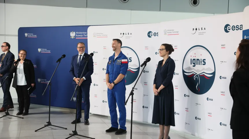 Warszawa, 24.07.2025. Polski astronauta, członek załogi misji Axiom-4 dr Sławosz Uznański-Wiśniewski (C), prezes Polskiej Agencji Kosmicznej dr Marta Ewa Wachowicz (2P) oraz dyrektor Europejskiej Agencji Kosmicznej Josef Aschbacher (3L) podczas powitania w Porcie Lotniczym im. Chopina na Okęciu w Warszawie, 24 bm. Polski astronauta wrócił do kraju na pokładzie specjalnego rządowego samolotu. (amb) PAP/Leszek Szymański