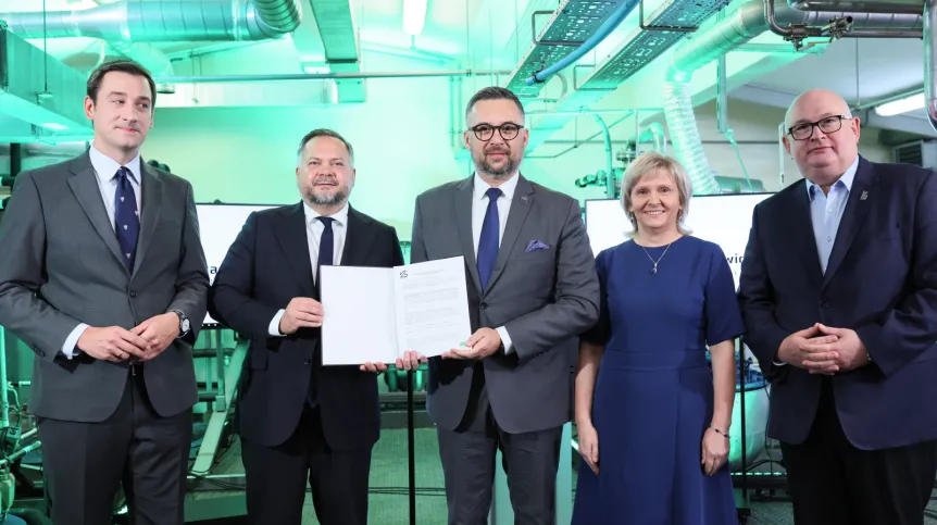 28.08.2025. Od lewej: prezes Centrum Łukasiewicz Hubert Cichocki, wiceminister aktywów państwowych Konrad Gołota, minister nauki i szkolnictwa wyższego Marcin Kulasek, dyrektor Łukasiewicz – Instytutu Chemii Przemysłowej Ewa Śmigiera i wiceprezes Centrum Łukasiewicz Wiesław Skwarko podczas konferencji prasowej w Instytucie Chemii Przemysłowej im. prof. I. Mościckiego w Warszawie, 28 bm. Tematem spotkania były dwa strategiczne projekty badawczo-rozwojowe centrum Łukasiewicz, które mają wzmocnić suwerenność Polski w produkcji amunicji. (mr) PAP/Leszek Szymański