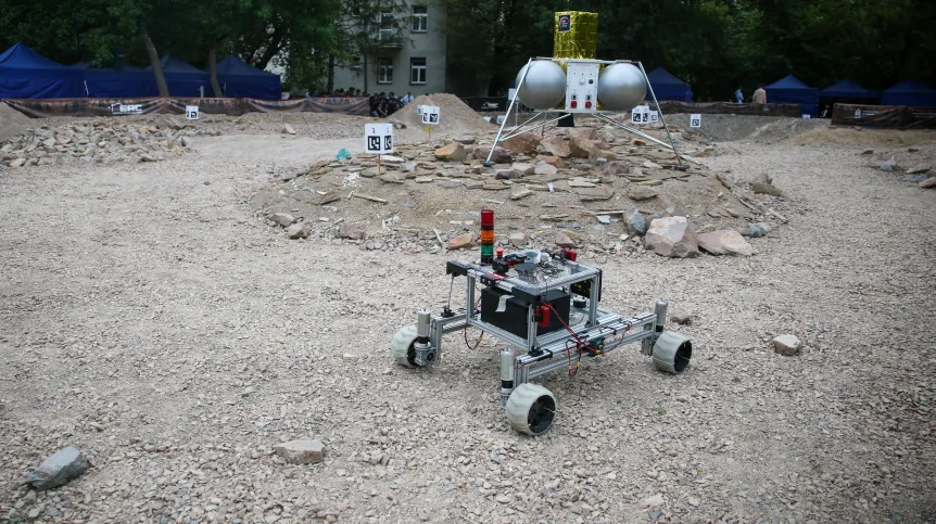 Kraków, 29.08.2025. 11. edycja zawodów łazików marsjańskich European Rover Challenge na terenie Akademii Górniczo-Hutniczej w Krakowie. PAP/Łukasz Gągulski