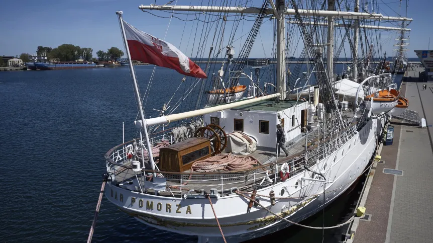 02.06.2020 Statek-muzeum „Dar Pomorza” zacumowany przy Skwerze Kościuszki w Gdyni. PAP/Adam Warżawa