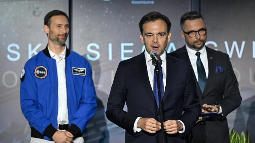 Warszawa, 16.09.2025. Minister finansów i gospodarki Andrzej Domański (C), minister nauki i szkolnictwa wyższego Marcin Kulasek (P), polski astronauta projektowy Europejskiej Agencji Kosmicznej Sławosz Uznański-Wiśniewski (L). PAP/Radek Pietruszka