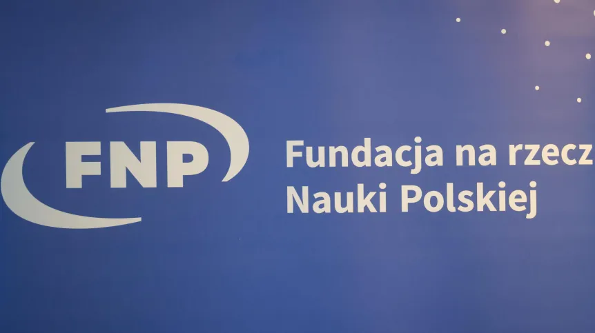 Logo Fundacji na rzecz Nauki Polskiej w siedzibie Fundacji Batorego w Warszawie, 9 bm.  (az/dw) PAP/Albert Zawada