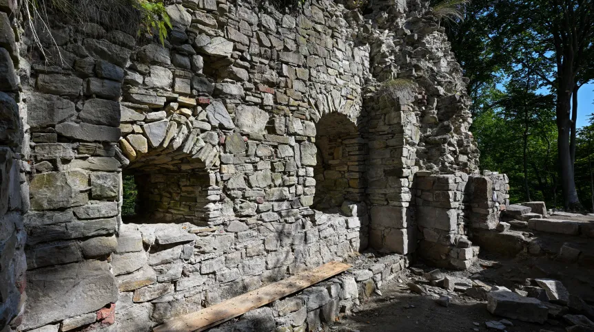 Manasterzec, 02.09.2025. Ruiny zamku Kmitów położonego w rezerwacie „Góra Sobień” w miejscowości Manasterzec na Podkarpaciu. PAP/Darek Delmanowicz