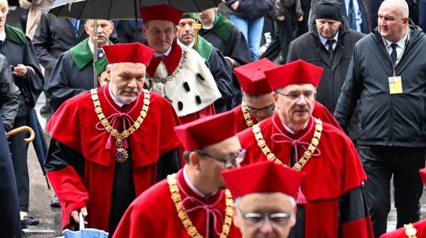 Kraków, 01.10.2025. Rektor UJ prof. dr hab. Piotr Jedynak (C-tył) i prof. dr hab. Bartosz Brożek (L) idą w orszaku profesorskim, w ramach inauguracji nowego, 662. roku akademickiego na Uniwersytecie Jagiellońskim, najstarszej polskiej uczelni. PAP/Art Service