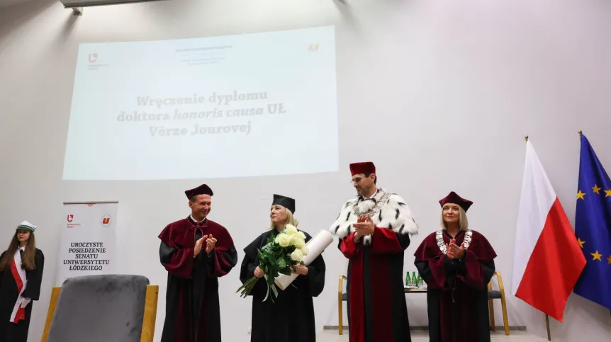 Łódź, 14.10.2025. Prawniczka, była wiceprzewodnicząca Komisji Europejskiej ds. wartości i przejrzystości Vera Jourova (C) odbiera tytuł doktora honoris causa Uniwersytetu Łódzkiego podczas uroczystości w Auli Szuberta UŁ w Łodzi, 14 bm. Obok rektor UŁ prof. dr hab. Rafał Matera (2P), dziekan Wydziału Prawa i Administracji UŁ dr hab. Monika Bogucka-Felczak (P) oraz promotor, kierownik Katedry Europejskiego Prawa Konstytucyjnego Wydziału Prawa i Administracji UŁ dr hab. Marcin Górski (2L). PAP/Marian Zubrzycki