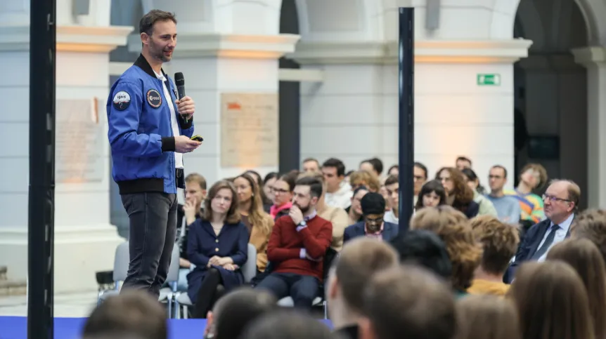 Warszawa, 15.10.2025. Polski astronauta Sławosz Uznański-Wiśniewski podczas spotkania na Politechnice Warszawskiej, 15 bm. Sławosz Uznański-Wiśniewski rozpoczyna spotkania ze studentami i uczniami. Odwiedzi uczelnie techniczne i medyczne oraz opowie o misji IGNIS uczniom szkół podstawowych i średnich. PAP/Paweł Supernak