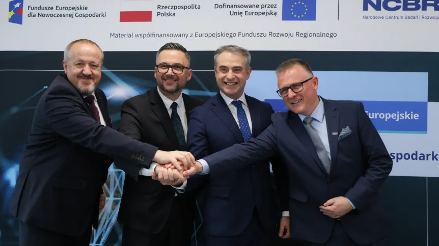 Warszawa, 17.10.2025. Wicepremier, minister cyfryzacji Krzysztof Gawkowski (2P), minister nauki i szkolnictwa wyższego Marcin Kulasek (2L), p.o. prezesa PARP Krzysztof Gulda (P) i dyrektor Narodowego Centrum Badań i Rozwoju prof. dr hab. inż. Jerzy Małachowski (L) podczas konferencji prasowej nt. "Technologie krytyczne dla Polski i Unii Europejskiej. Program STEP na rzecz strategicznych innowacji", 17 bm. w Narodowym Centrum Badań i Rozwoju w Warszawie. (sko) PAP/Paweł Supernak