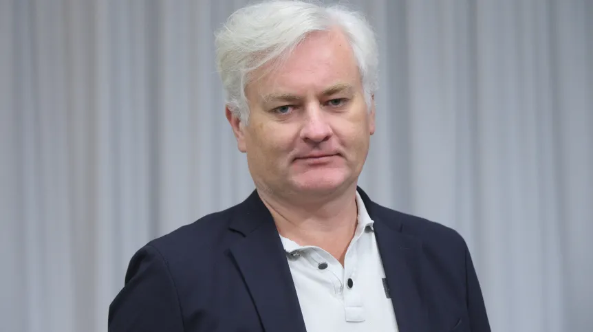 Warszawa, 22.10.2025. Na zdjęciu z 21 bm. informatyk, specjalista w dziedzinie AI prof. Piotr Sankowski w siedzibie Polskiej Agencji Prasowej w Warszawie. Piotr Sankowski był gościem Studia PAP. PAP/Rafał Guz