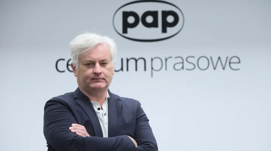 Warszawa, 22.10.2025. Na zdjęciu z 21 bm. informatyk, specjalista w dziedzinie AI prof. Piotr Sankowski w siedzibie Polskiej Agencji Prasowej w Warszawie. Piotr Sankowski był gościem Studia PAP. PAP/Rafał Guz