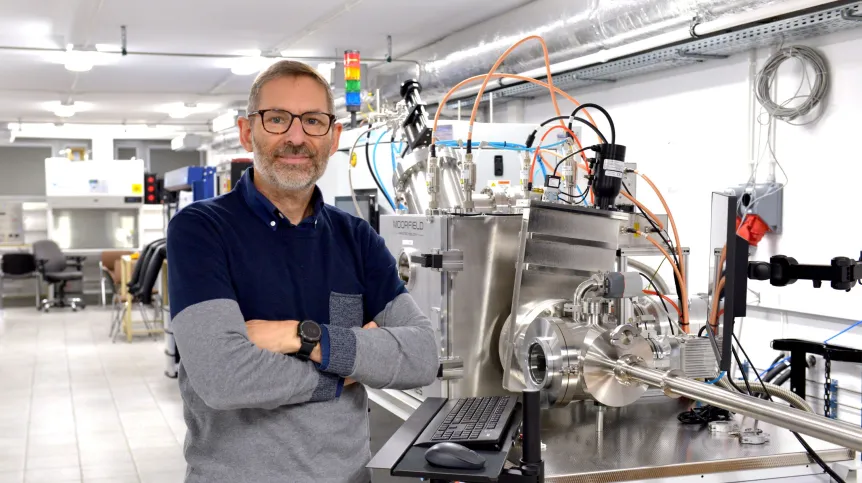 Prof. Robert Bogdanowicz we FutureLAB, laboratorium nowych materiałów, sensorów i systemów bezprzewodowych PG. Fot. Krzysztof Krzempek / Politechnika Gdańska