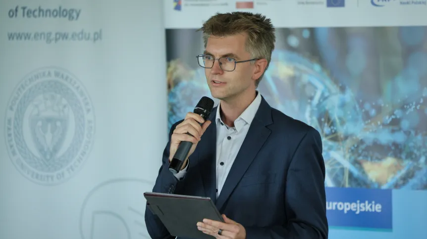 Warszawa, 07.10.2025. Dyrektor Centrum Wiarygodnej Sztucznej Inteligencji Przemysław Biecek przemawia na otwarciu Centrum Wiarygodnej Sztucznej Inteligencji Politechniki Warszawskiej, 7 bm. w Warszawie. Wydarzenie jest organizowane przez Politechnikę Warszawską oraz Fundację na rzecz Nauki Polskiej. (aldg) PAP/Paweł Supernak