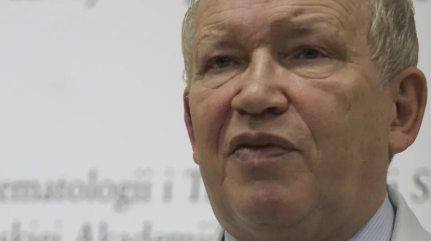 Konferencja prasowa w Klinice Hematologii i Transplantacji Szpiku Kostnego Śląskiej Akademii Medycznej w Katowicach z okazji 10. rocznicy pierwszego w Polsce przeszczepu szpiku od dawcy niespokrewnionego. Przeszczep u Urszuli Jaworskiej przeprowadził prof. dr hab n.med. Jerzy Hołowiecki. N/z: Jerzy Hołowiecki podczas konferencji. 15.02.2007 PAP/Andrzej Grygiel