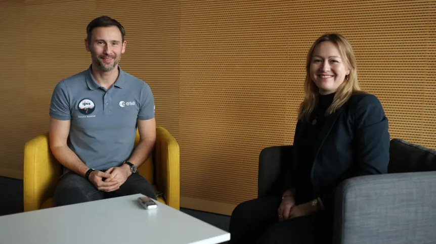 Katowice, 07.12.2025. Astronauta projektowy ESA Sławosz Uznański-Wiśniewski (L) i dziennikarka PAP Agnieszka Kliks-Pudlik (P) podczas spotkania w ramach 9. Śląskiego Festiwalu Nauki Katowice, 7 bm. w Międzynarodowym Centrum Kongresowym. Spotkanie odbyło się w ramach trasy „IGNIS - Polska sięga gwiazd”. (aldg) PAP/Jarek Praszkiewicz