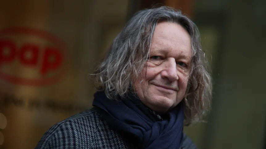 22.12.2025. Na zdjęciu z 15 bm. literaturoznawca, historyk literatury prof. Ryszard Koziołek przed siedzibą Polskiej Agencji Prasowej w Warszawie. Ryszard Koziołek był gościem Studia PAP. (sko) PAP/Leszek Szymański