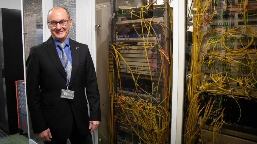 Marek Chorąży, specjalista w zakresie technologii kwantowych w Cyfronecie, główny inżynier wdrożenia technologii kwantowej dystrybucji kluczy szyfrujących. Fot. materiały prasowe