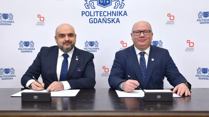 Politechnika Gdańska i RADMOR łączą siły. Na zdjęciu od prawej prof. Krzysztof Wilde, Rektor Politechniki Gdańskiej oraz Bartłomiej Zając, prezes spółki RADMOR fot. Krzysztof Krzempek/PG