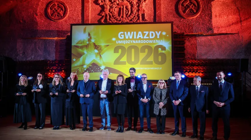 29.01.2026. Laureaci nagród „Gwiazdy Umiędzynarodowienia 2026” i członkowie kapituły pozują do pamiątkowego zdjęcia na zakończenie gali, 29 bm. w Kopalni Soli „Wieliczka”. Nagrody, przyznawane od 2018 roku, są przeznaczone dla osób mających wybitne osiągnięcia w działaniach na rzecz internacjonalizacji polskich szkół wyższych. (mr) PAP/Łukasz Gągulski 