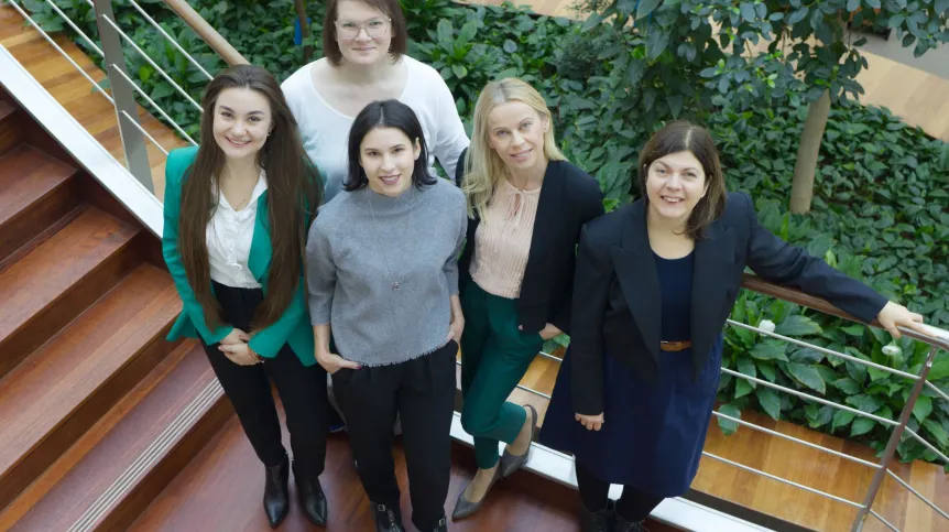 Na zdjęciu stoją od lewej: mgr Aleksandra Krajcer, dr n. med. Ewelina Grzywna (z tyłu), dr Alicja Hinz (z przodu), dr hab. Joanna Lewandowska-Łańcucka, prof. UJ, dr hab. Monika Bzowska, prof. UJ. Fot. dr Beata Wyżga.