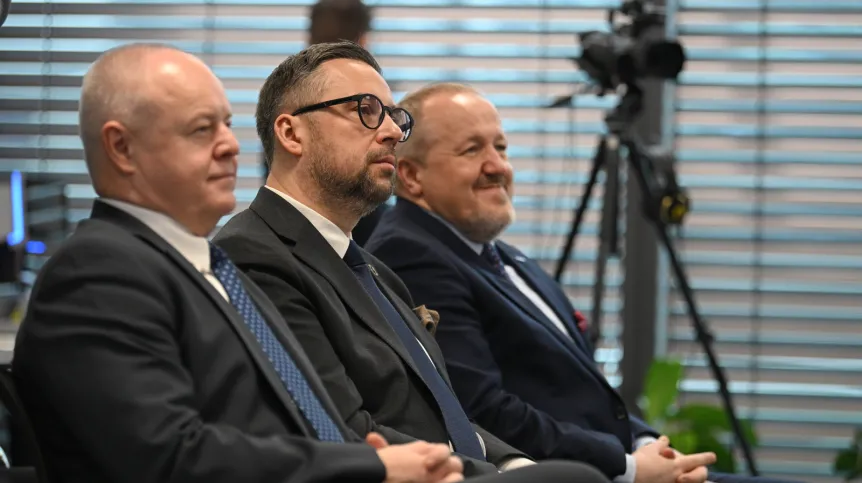 27.01.2026. Dyrektor NCBR prof. Jerzy Małachowski (P), wiceminister nauki i szkolnictwa wyższego prof. Marek Gzik (L) i minister nauki i szkolnictwa wyższego Marcin Kulasek (C) podczas konferencji prasowej Narodowego Centrum Badań i Rozwoju nt. „Program dla młodych naukowców w nowej odsłonie – rusza LIDER UP”, 27 bm. w budynku Varso Tower w Warszawie. PAP/Marcin Obara