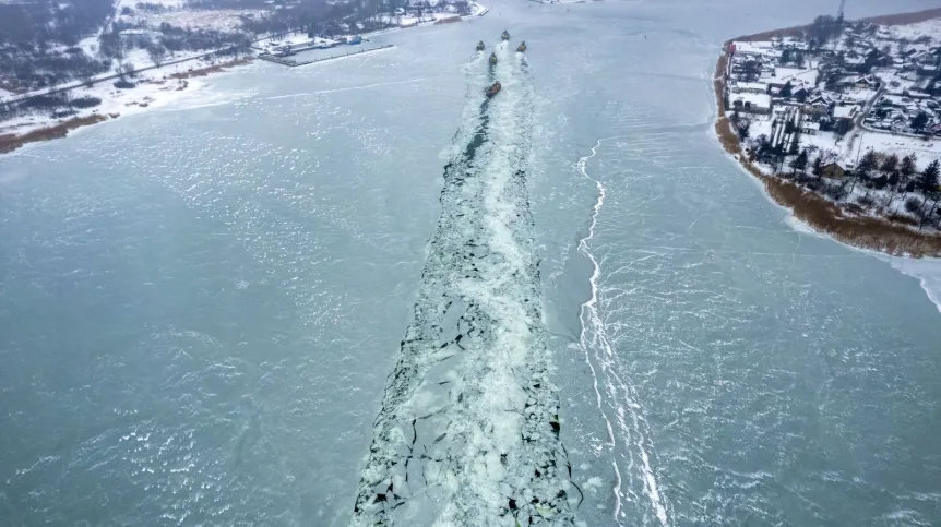 05.02.2026. Akcja łamania lodu na Wiśle Śmiałej w Gdańsku. PAP/Marcin Gadomski
