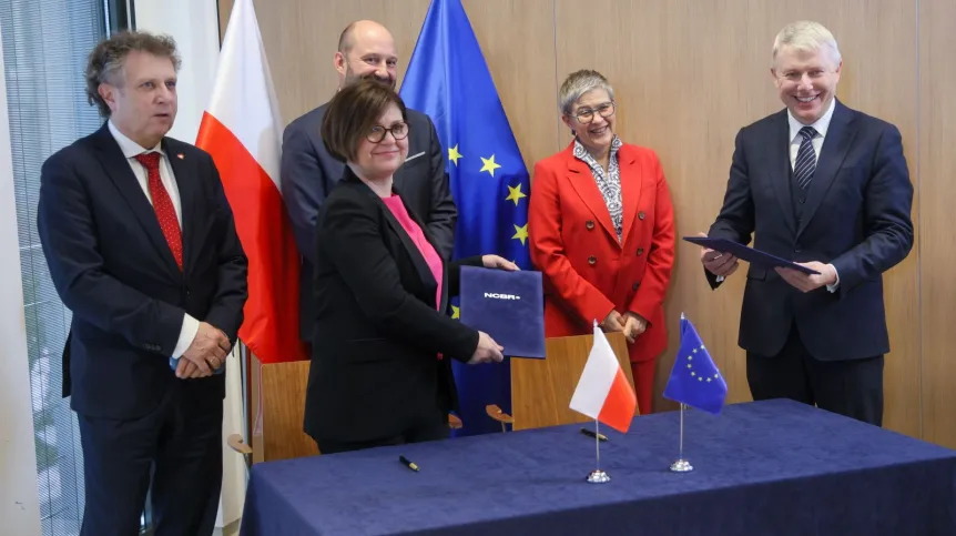 11.02.2026. Wiceminister nauki i szkolnictwa wyższego, prof. dr hab. inż. Maria Mrówczyńska (2P), wiceminister funduszy i polityki regionalnej, dr inż. Jacek Karnowski (L), zastępca dyrektora Przedstawicielstwa Komisji Europejskiej w Polsce Wojciech Wysocki (3L), zastępczyni dyrektora Narodowego Centrum Badań i Rozwoju Bożena Lublińska-Kasprzak (2L) i prezes zarządu Polpharma S.A. Sebastian Szymanek (P) podczas konferencji prasowej w siedzibie Zakładów Farmaceutycznych Polpharma S.A. w Warszawie, 11 bm. Spotkanie dot. podpisania umowy o dofinansowanie pomiędzy NCBR a Polpharma S.A. (ad) PAP/Rafał Guz