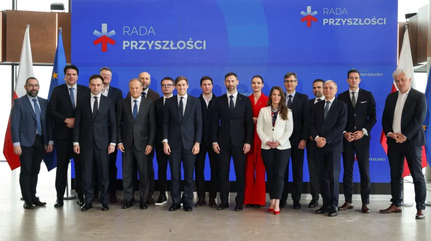 10.02.2026. Premier Donald Tusk (5L) oraz minister finansów i gospodarki Andrzej Domański (3L) z członkami nowo powołanej Rady Przyszłości, 10 bm. w Gmachu Skyliner w Warszawie. (amb) PAP/Albert Zawada