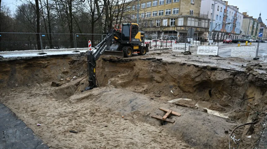 13.02.2026. Na zdjęciu z 12 bm. zabytkowy most odkryty podczas prac modernizacyjnych głównej arterii miejskiej w Koszalinie. Dawny most nad rzeką Dzierżęcinką z II połowy XIX w. został odkryty podczas modernizacji ul. Zwycięstwa, głównej arterii Koszalina. (mr) PAP/Piotr Kowala 