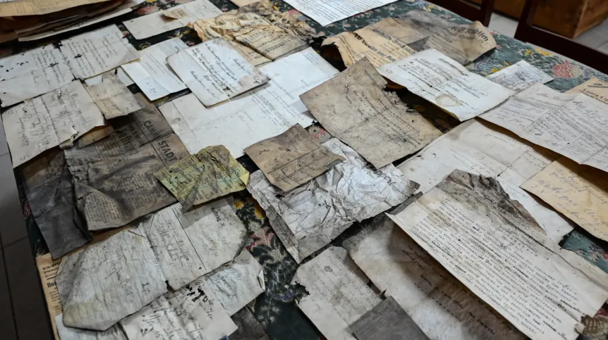 Kamień Pomorski, 23.02.2026. Pezentacja nowo odkrytych przedwojenych dokumentów, 23 bm. w Muzeum Historii Ziemi Kamieńskiej w Kamieniu Pomorskim. Pochodzące prawdopodobnie z lat 30. XX wieku. dokumenty oraz matryca drukarska zostały odkryte podczas prac porządkowych prowadzonych na strychu w przedwojennym budynku przy ul. Kościuszki 3 w Kamieniu Pomorskim (dawnym Cammin in Pommern). PAP/Marcin Bielecki