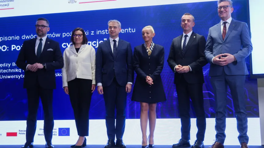  Warszawa, 26.02.2026. Wicepremier, minister cyfryzacji Krzysztof Gawkowski (3L), minister nauki i szkolnictwa wyższego Marcin Kulasek (L), pierwsza wiceprezes zarządu BGK prof. dr hab. Marta Postuła (3P), dyrektorka Przedstawicielstwa Komisji Europejskiej w Polsce Katarzyna Smyk (2L), rektor Politechniki Krakowskiej prof. Andrzej Szarata (2P) i rektor Uniwersytetu Warmińsko Mazurskiego w Olsztynie, dr hab. Jerzy Andrzej Przyborowski (P) na konferencji prasowej w Hotelu Warszawa w Warszawie, 26 bm. Podczas wydarzenia podpisano pierwsze umowy z uczelniami w ramach instrumentu „Pożyczka na cyfryzację” ze środków KPO. PAP/Rafał Guz