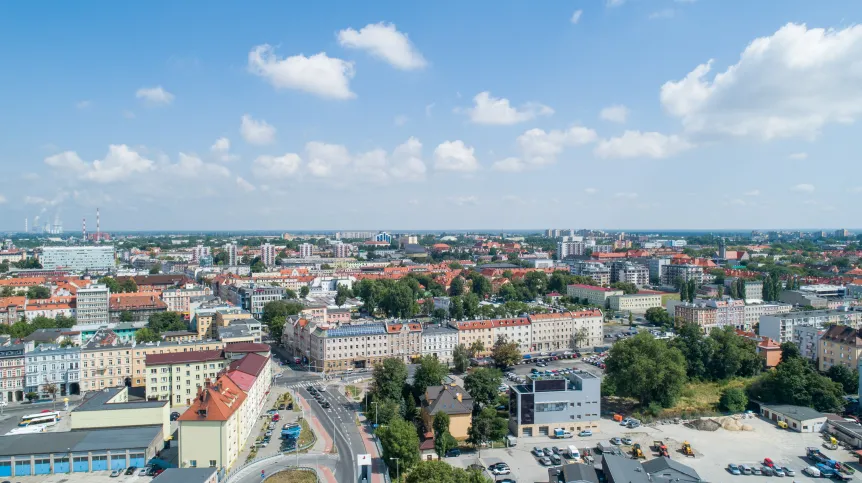 28.01.2020. Panorama miasta, widok z drona. Na pierwszym planie zjazd z wiaduktu im. Żołnierzy Wyklętych w ulicę Władysława Reymonta. PAP/Sławomir Mielnik
