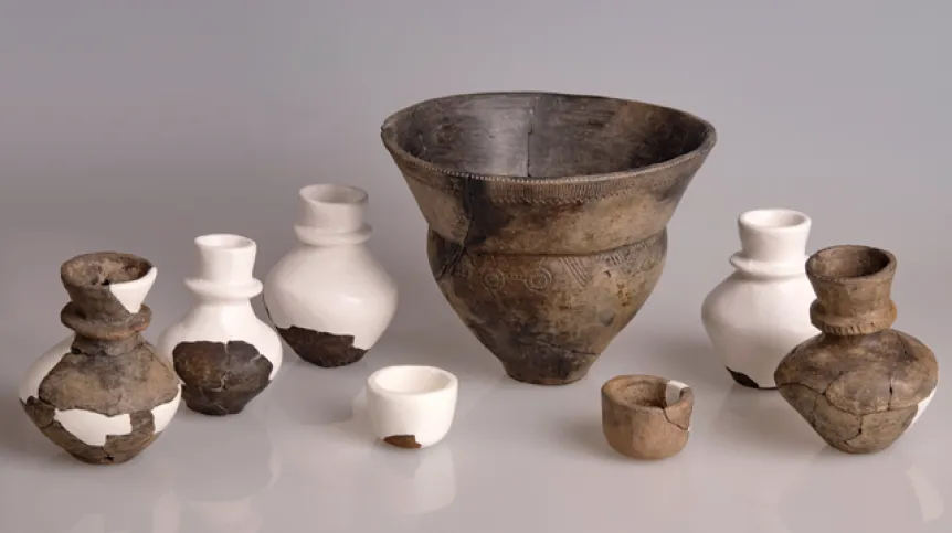 Zestaw do picia ze Sławęcinka. Puchar został znaleziony w dwóch częściach, w odrębnych jamach. Rekonstrukcja naczyń do ich pełnych form opiera się na fragmentach ceramiki wykorzystanych do analiz biomolekularnych (fotografia autorstwa W. Ochotnego). Źródło: Praehistorische Zeitschrift