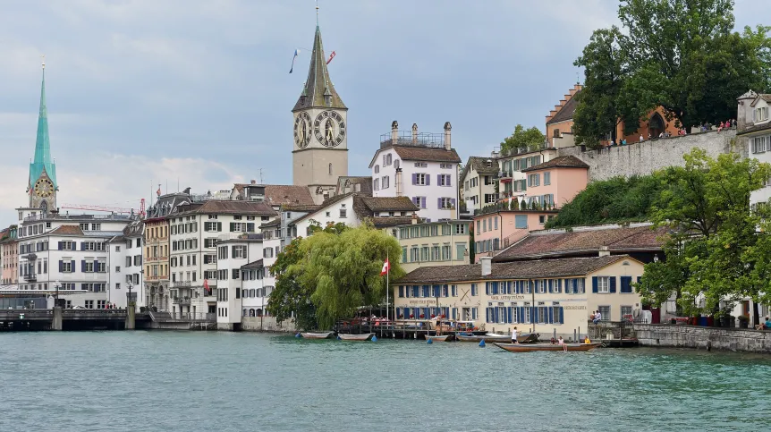 Zurych, Szwajcaria, 10.08.2014. Widok na miasto Zurych i rzekę Limmat. PAP/Adam Warżawa