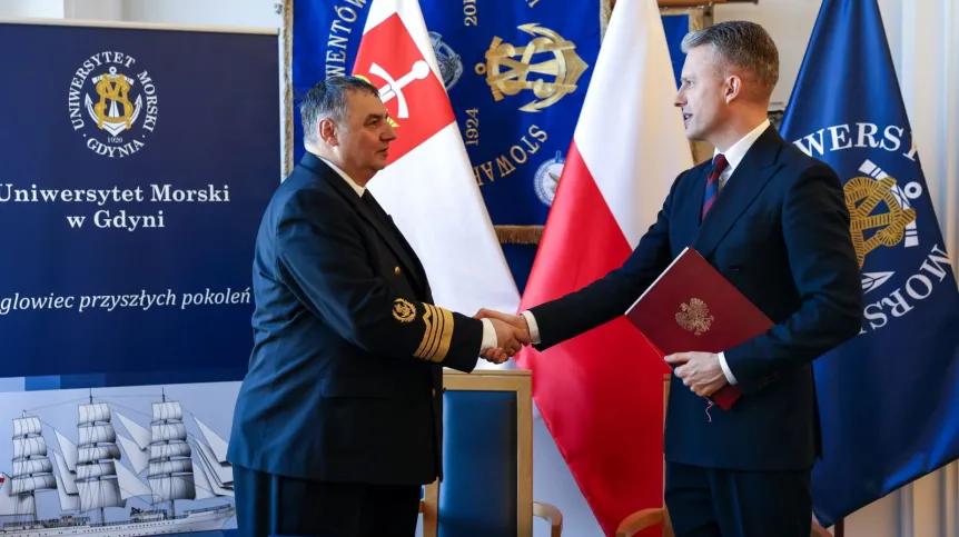 18.03.2026. Wiceminister infrastruktury Arkadiusz Marchewka (P) i rektor Uniwersytetu Morskiego w Gdyni prof. dr hab. inż. Adam Weintrit (L) podczas przekazania pierwszej transzy na budowę statku szkoleniowego UMG "Daru Młodzieży II", 18 bm. w gmachu Uniwersytetu Morskiego w Gdyni. "Dar Młodzieży" od ponad 40 lat szkoli studentów Uniwersytetu Morskiego w Gdyni. W związku z zaawansowanym wiekiem jednostki, planowana jest budowa nowego żaglowca, który w najbliższych latach zastąpi obecny "Dar Młodzieży", stanowiąc jego następcę - "Dar Młodzieży II". PAP/Piotr Matusewicz