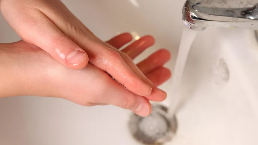 13.11.2024. Mycie rąk. PAP/Szymon Pulcyn