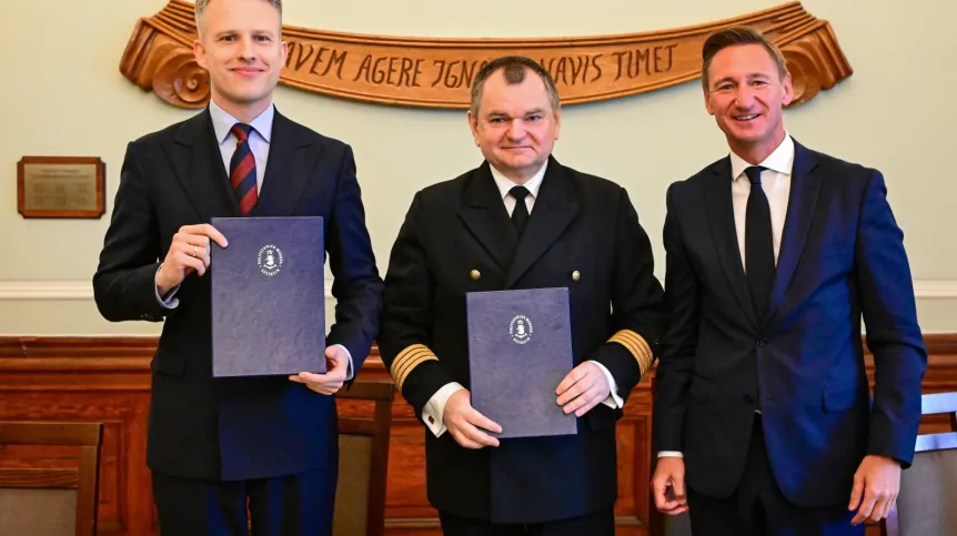 Szczecin, 30.03.2026. Sekretarz Stanu w Ministerstwie Infrastruktury Arkadiusz Marchewka (L), rektor PM Wojciech Ślączka (C) i marszałek województwa zachodniopomorskiego Olgierd Geblewicz (P) podczas konferencji prasowej Sali Senatu Politechniki Morskiej przy Wałach Chrobrego w Szczecinie, 30 bm. Tematem spotkania było przekazanie uczelni pierwszej transzy środków na budowę nowego statku szkolno-badawczego w ramach rządowego programu wieloletniego „Budowa statków dla uczelni morskich w latach 2025-2029”. (sko) PAP/Marcin Bielecki